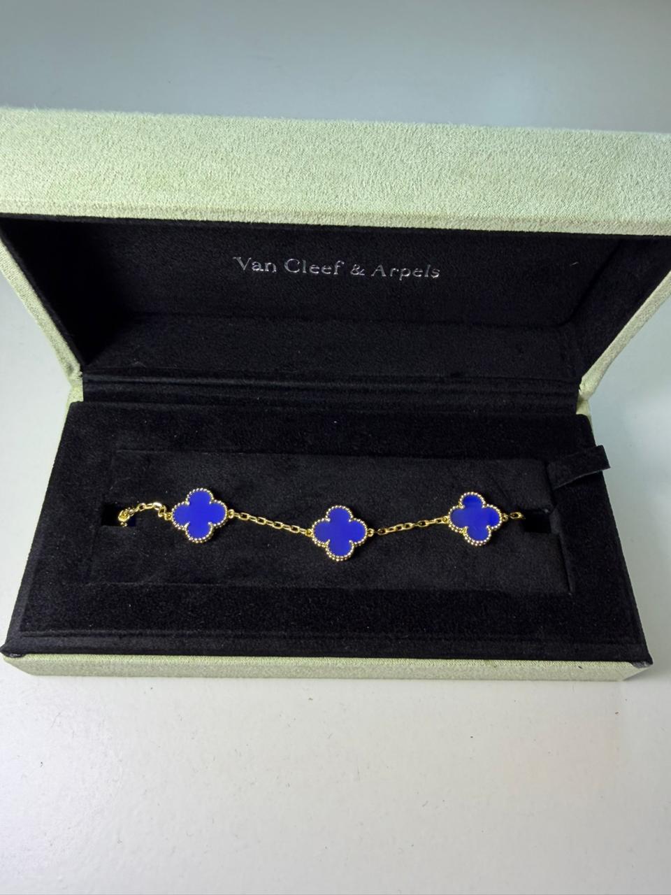 Pulsera dorada con azul