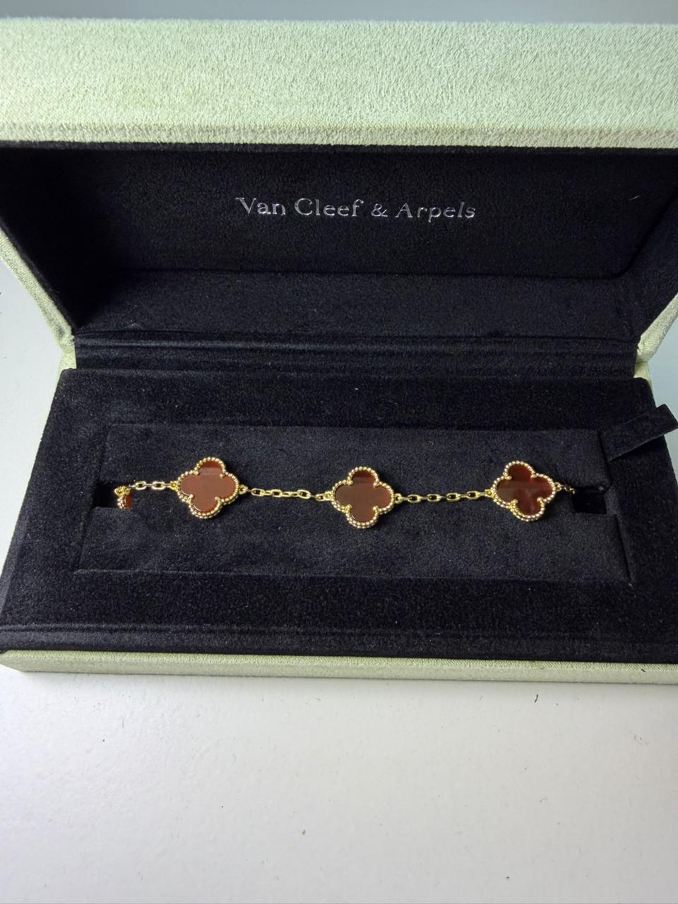 Pulsera Dorada con rojo