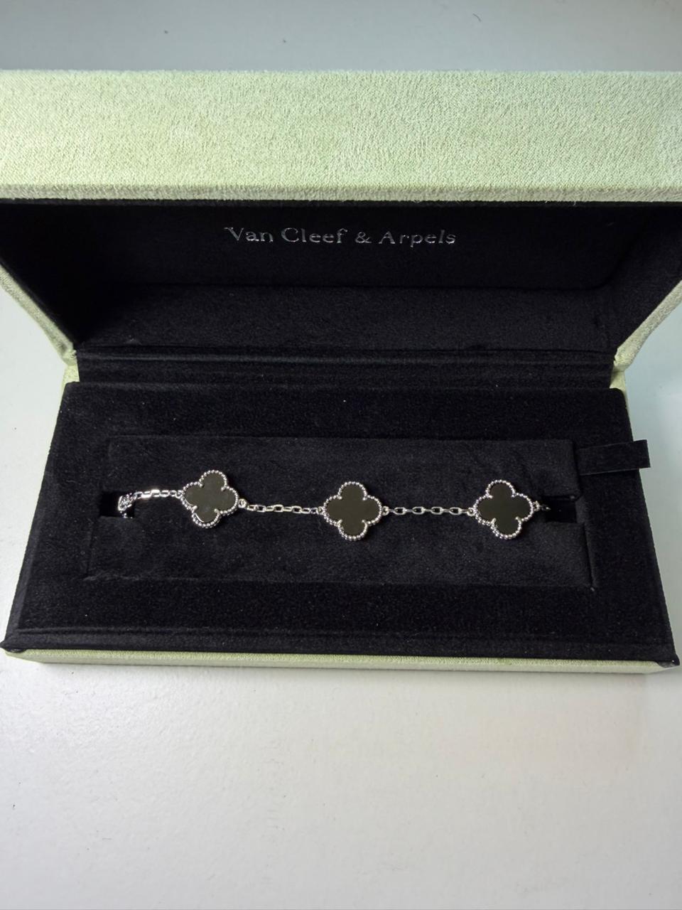 Pulsera plateada con negro