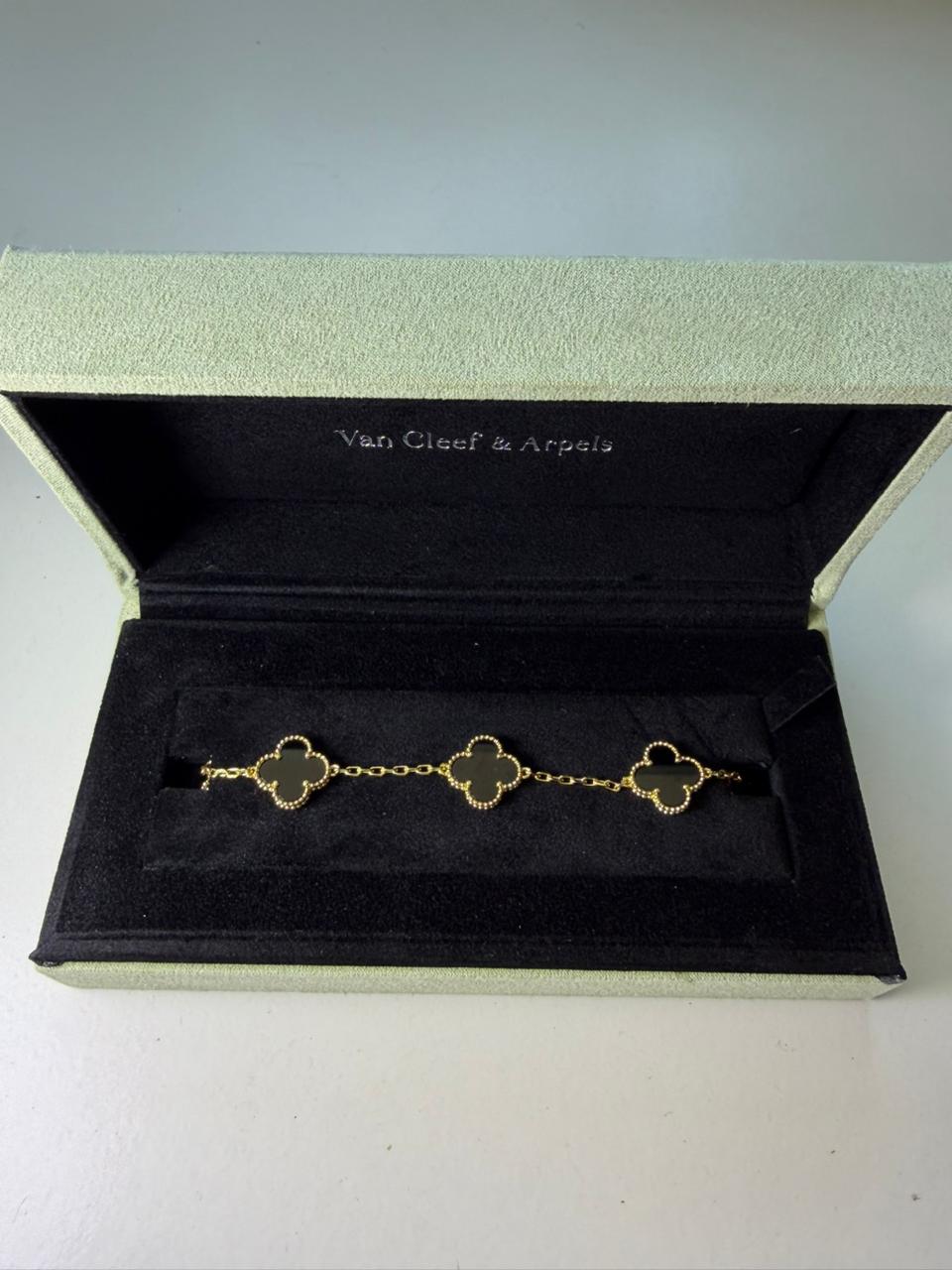 Pulsera Dorada con negro