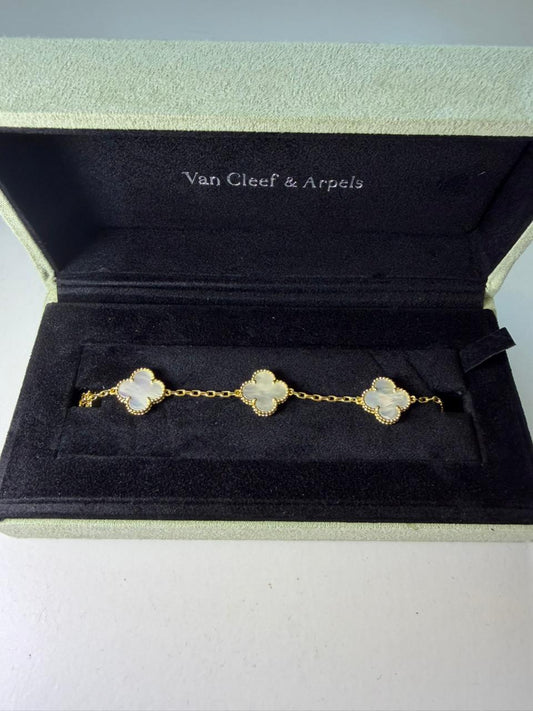 Pulsera Dorada con perla blanca