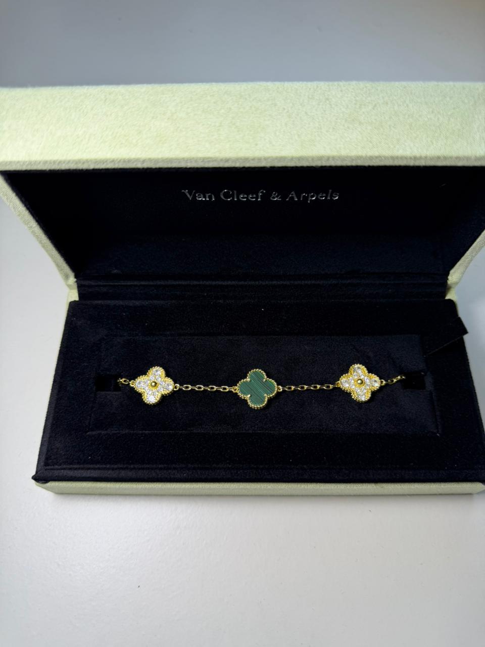 Pulsera Dorada con verde y brillos