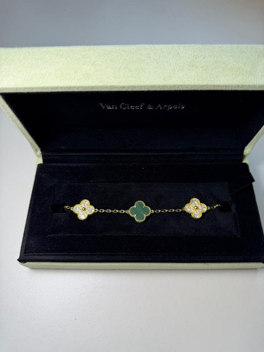 Pulsera Dorada con verde y brillos