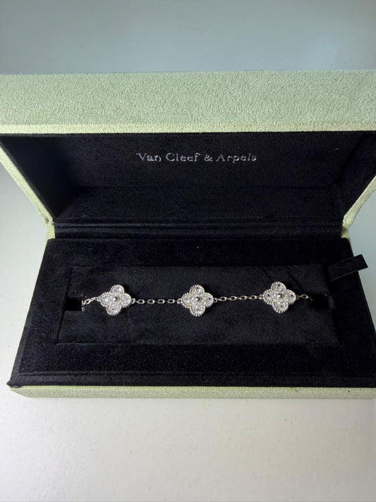 Pulsera Plateada con puntos y brillos